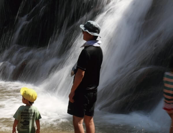 夏の水遊びは楽しく、気を抜かず