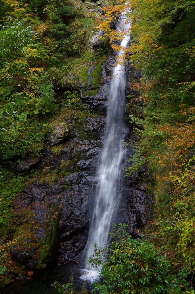 瀬戸の滝は広島でよく知られた二段滝として観光客が訪れる
