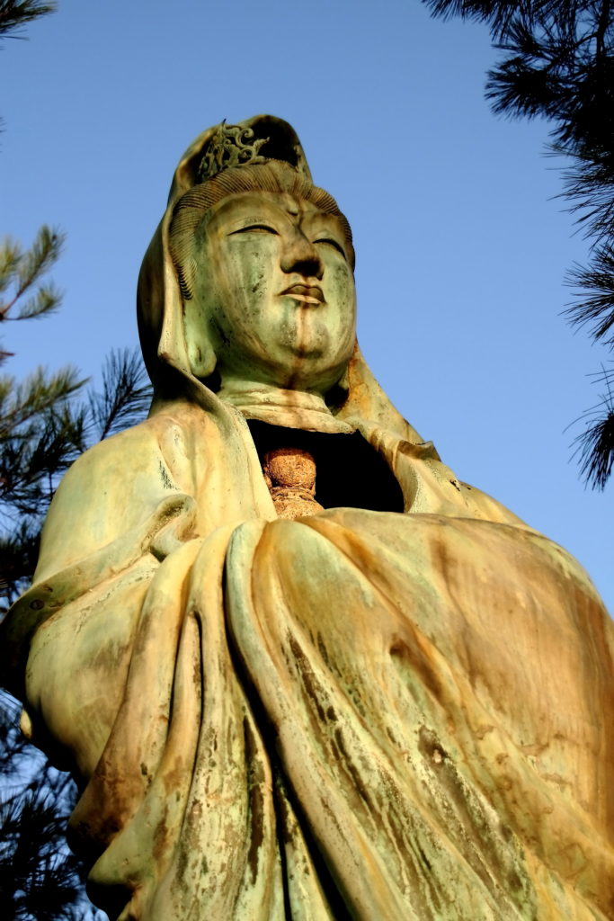 宮島・厳島神社をのぞむ観音像。瀬戸内海が美しい観光スポット