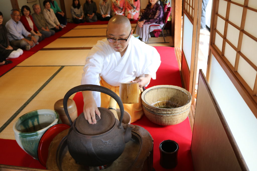 大きな器で楽しむお茶席は広島観光の思い出にぴったり