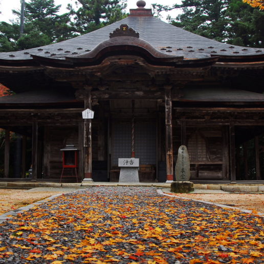 紅葉の美しさで知られる広島の観光スポット極楽寺。