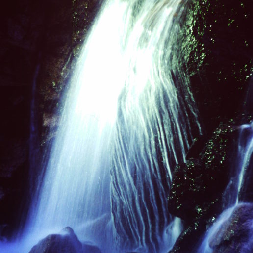 広島郊外へのドライブを楽しむなら自然豊かな観光スポット妹背の滝へ。